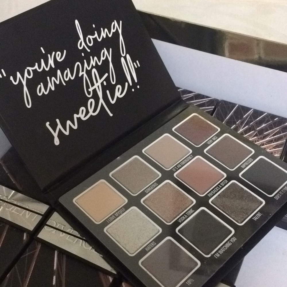 🍸kris x Kylie eyeshadow palette